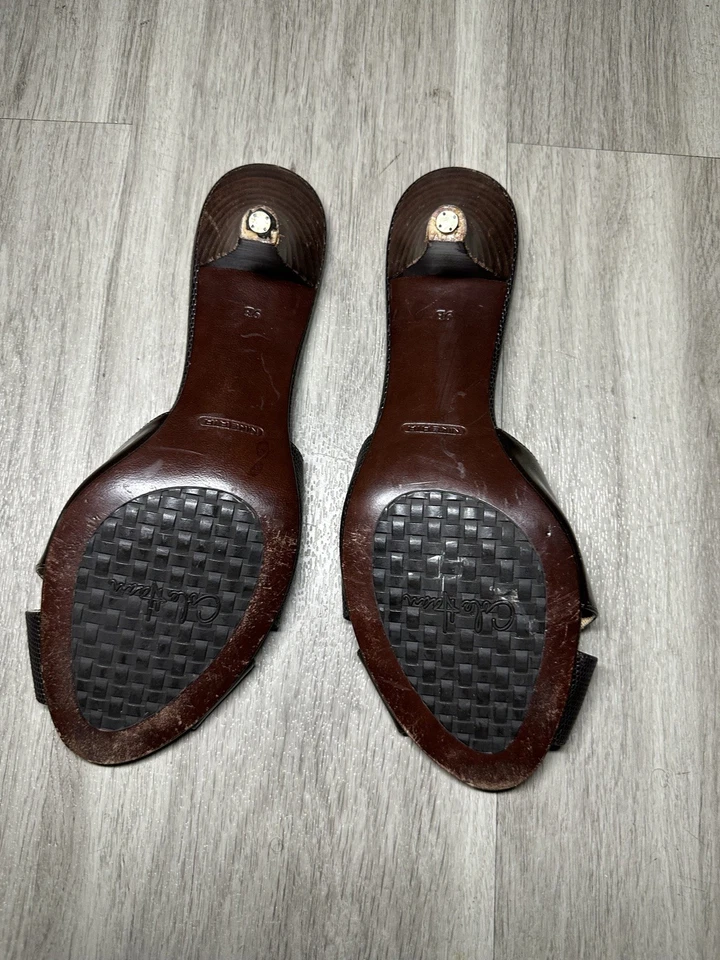 Sandálias femininas Cole Haan de couro preto salto gatinho tamanho 9 - Imagem 4 de 4