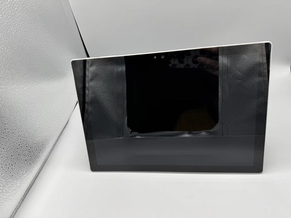 Microsoft Surface Pro 4 | Intel Core M3-CY30 | 4GB RAM | 128GB SSD |Screen Crack - Image 2 of 4