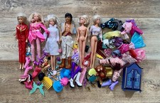 Lot de Poupées Vintage avec divers accessoires (chaussures, vêtements Ect.)