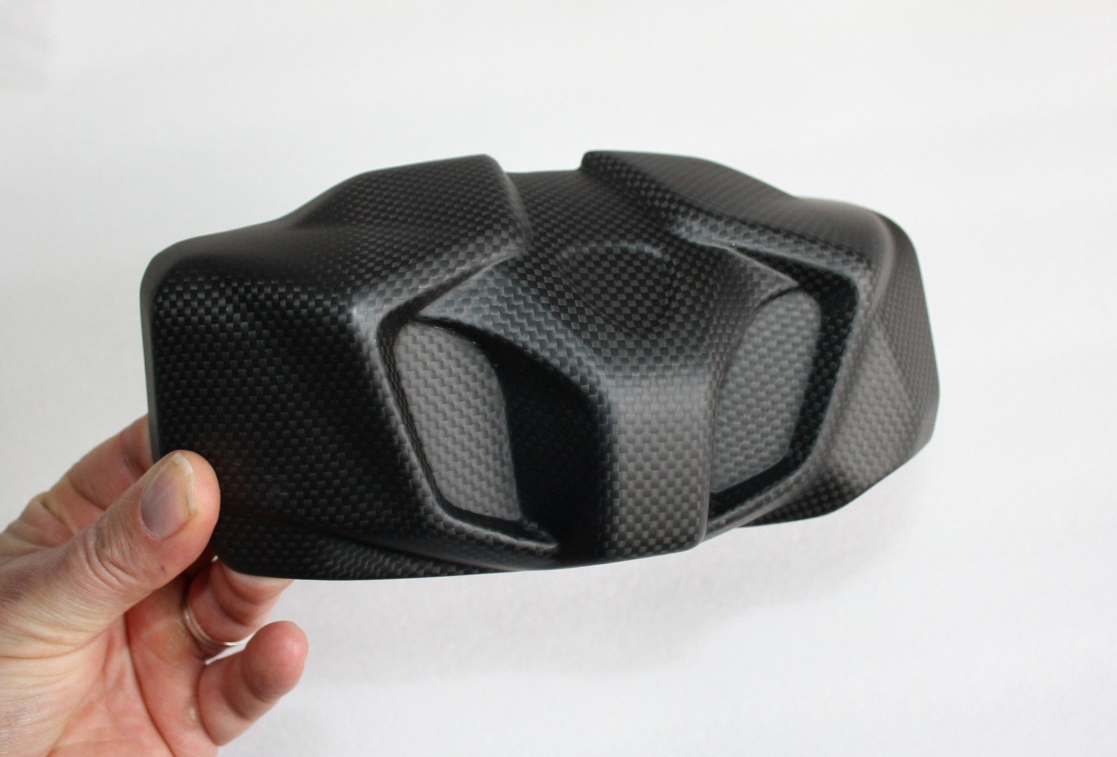 Cache compteur en carbone mat pour personnaliser le cockpit de la Streetfighter V4