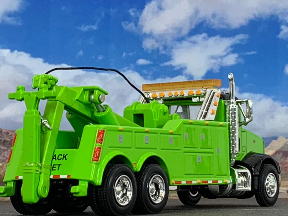 1/64 SPECCAST LIME GREEN/BLACK 385 PETERBILT WRECKER TOW TRUCK - Image 2 of 4
