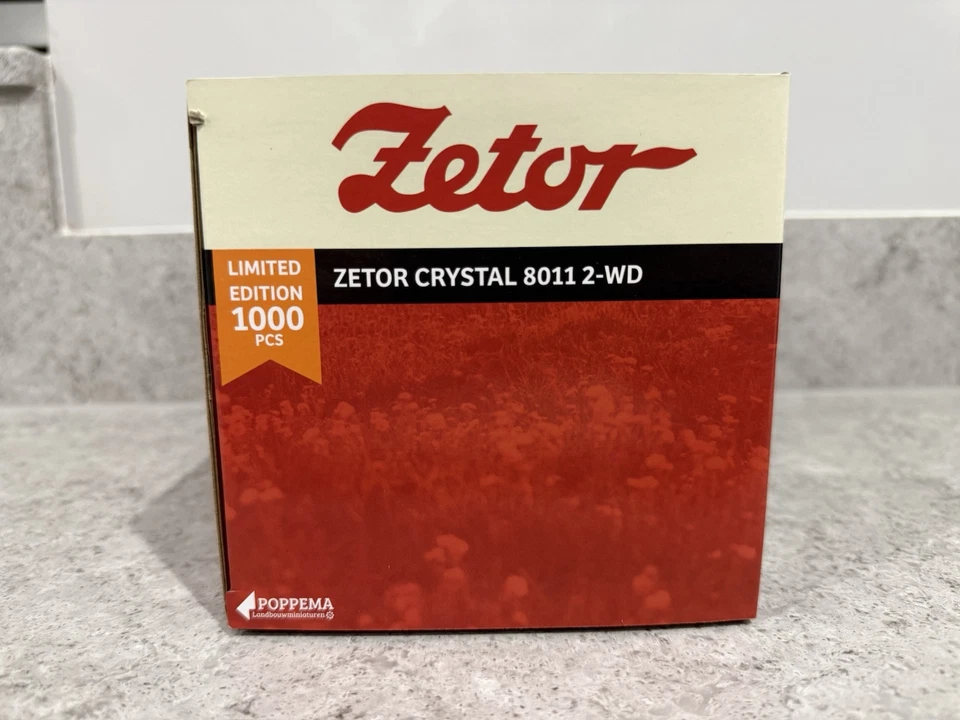 Universal Hobbies - Zetor Crystal 8011 2WD Tractor- UH6670 - 1:32 - Mint/New - Image 4 of 4