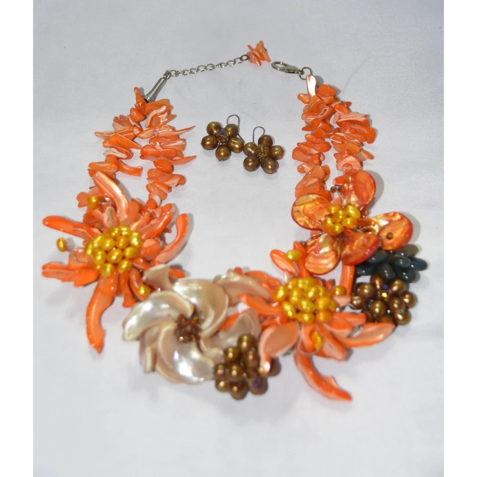 Collar y pendientes a juego naturales de perlas y flores concha de agua dulce Foto 2 de 4