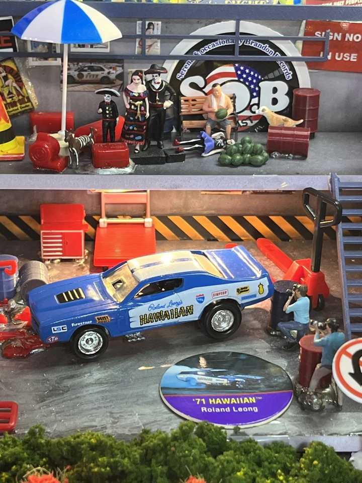 Dodge Charger Johnny Lightning 1971 hawaiano Roland Leong coche divertido casi nuevo con moneda Foto 3 de 4