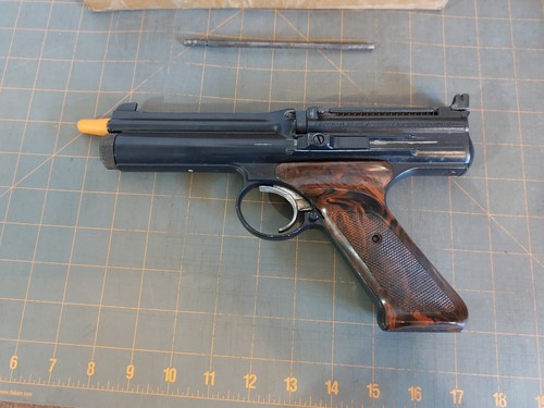 Crosman 600 .22 Cal Semi Auto CO2 Air Pistol In Rocket Box - Picture 4 of 11
