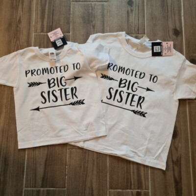 Promoted to big Sister with arrow Design Kinder T-Shirt - personalisieren