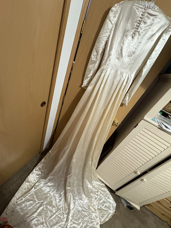 Beautiful early 1930s art deco champagne silk satin Wedding gown - Image 3 of 4