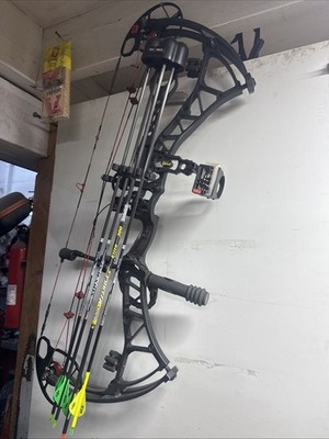Bowtech Experience 7O# RH Bow 29  W/ EXTRAS Black Gold Site Quiver Arrows Rest +