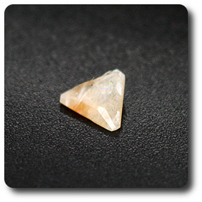Heulandite Inde cristal naturel taillé 0.09 carat pureté VS minéraux