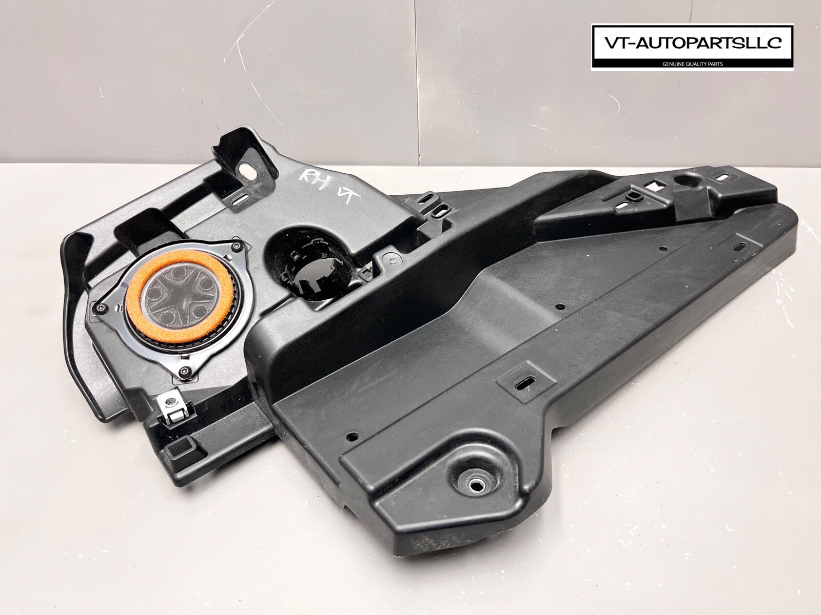 ⭐️2017-2020 MASERATI LEVANTE REAR RIGHT PASSENGER TRIM COVER BRACKET PANEL OEM