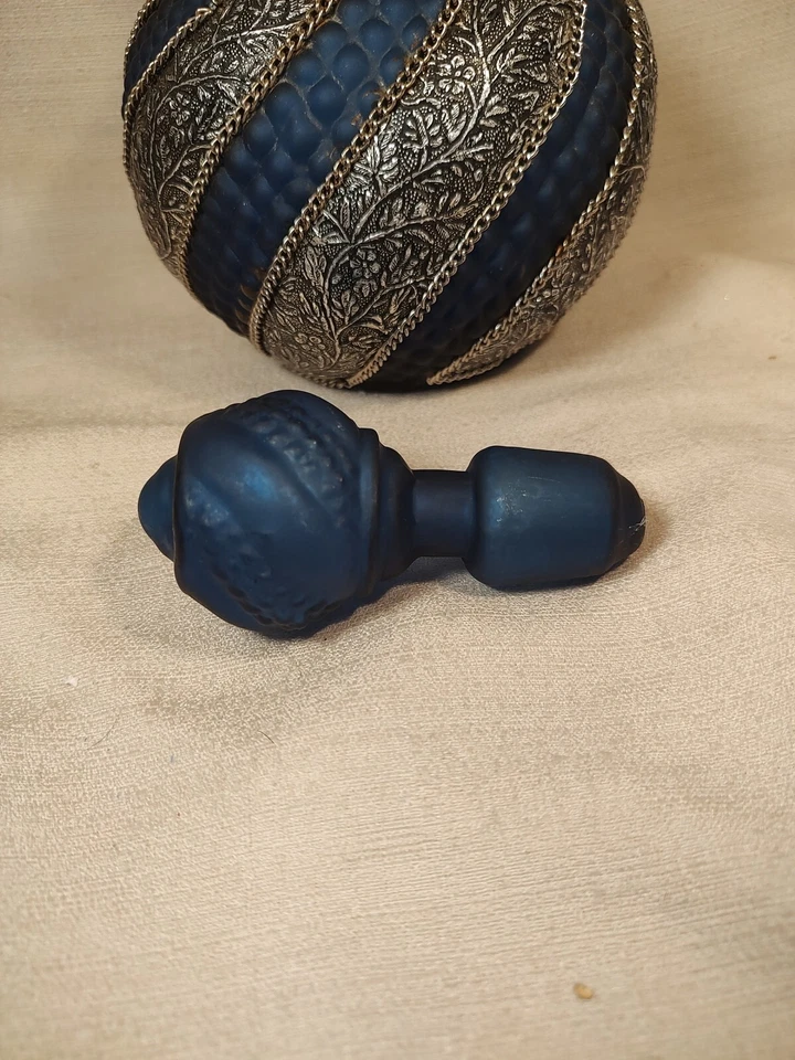 Decantador de vidrio satinado azul marino vintage paneles plateados tapón de cadena Foto 4 de 4