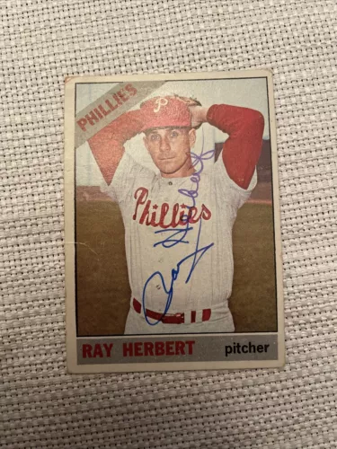 RAY HERBERT 1966 TOPPS AUTOGRAPHED SIGNED AUTO BASEBALL CARD 121 PHILLIES