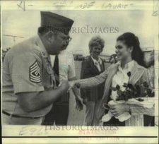 1972 Press Photo Miss America Laurie Lea Schaefer Greeted in Vietnam - now41188