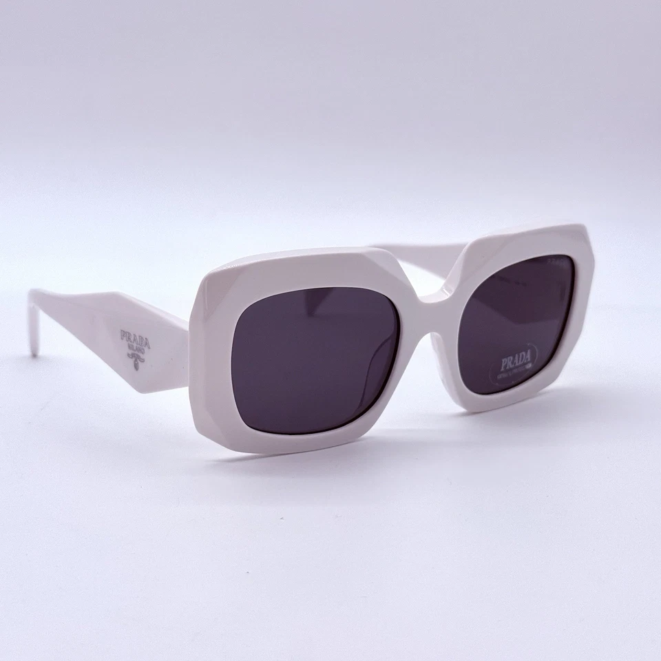 Gafas de sol Prada blancas para hombre con montura cuadrada y lentes negras Foto 2 de 4