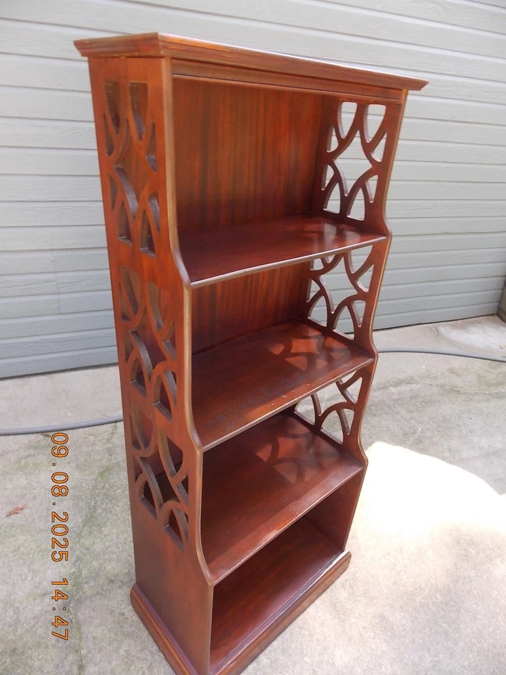Bonita estantería vintage de caoba con lados calados 0 envío y devolución añadidos Foto 2 de 4