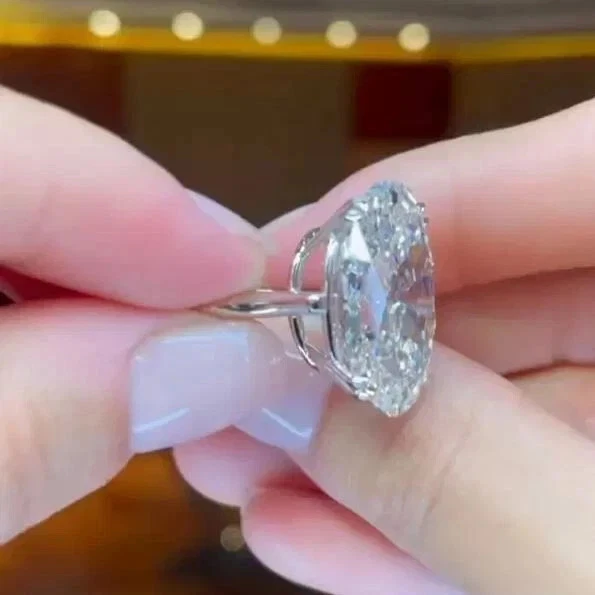 Anillo de compromiso solitario de diamantes de corte ovalado de 5 quilates enchapado en oro blanco de 14 quilates Foto 4 de 4