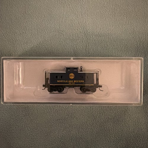 Walthers 932-50054 Escala N NE Estilo Caboose Norfolk & Western #500825 | Condition: New