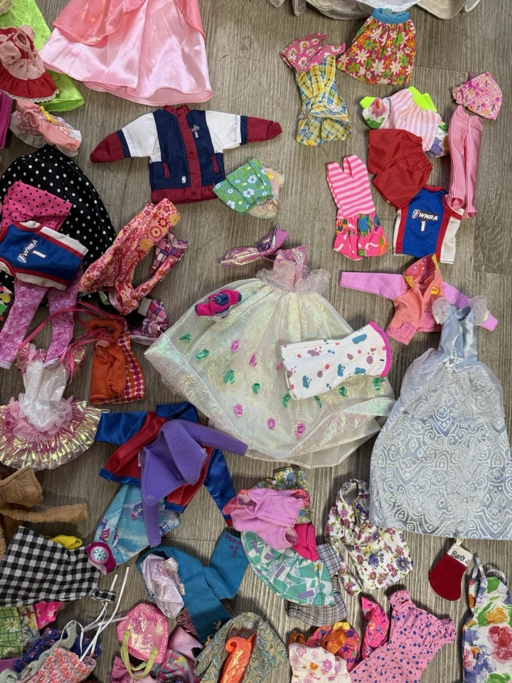 Vintage/Y2K Barbie/doll Clothing & Accessories Lot - Image 4 of 4