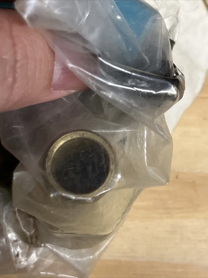 1974-85 NOS РЕДКАЯ 442 Olds Buick Regal Monte фитинг снижение давления 417751 - Изображение 3 из 4