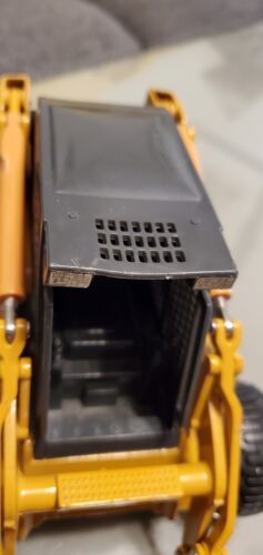 ERTL Case 90XT Diecast Skid Steer loader 1/16 Scale - Picture 8 of 10
