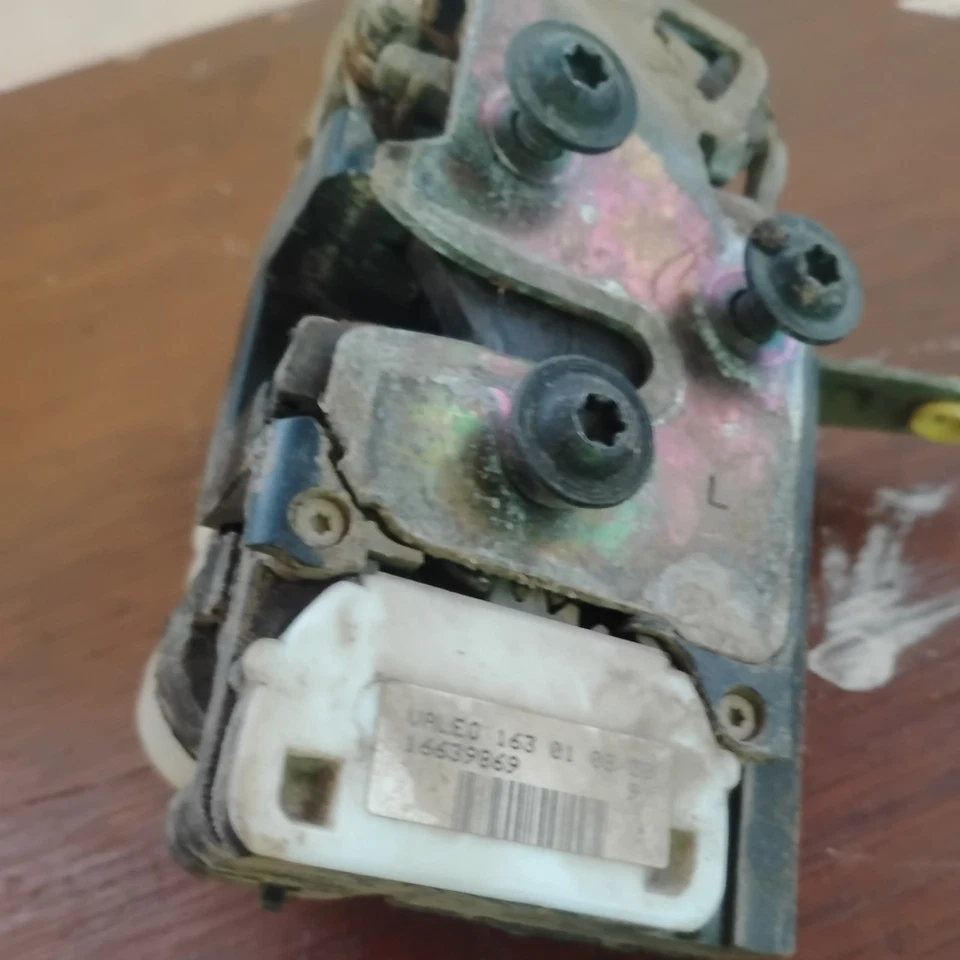 02-04 Chevrolet Trailblazer GMC Envoy Rear Latch Lift gate actuator 16639869 - Image 2 of 4