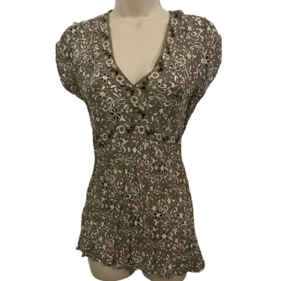 Super cute floral v-neck top with gathered waist and bow in back. Size Small