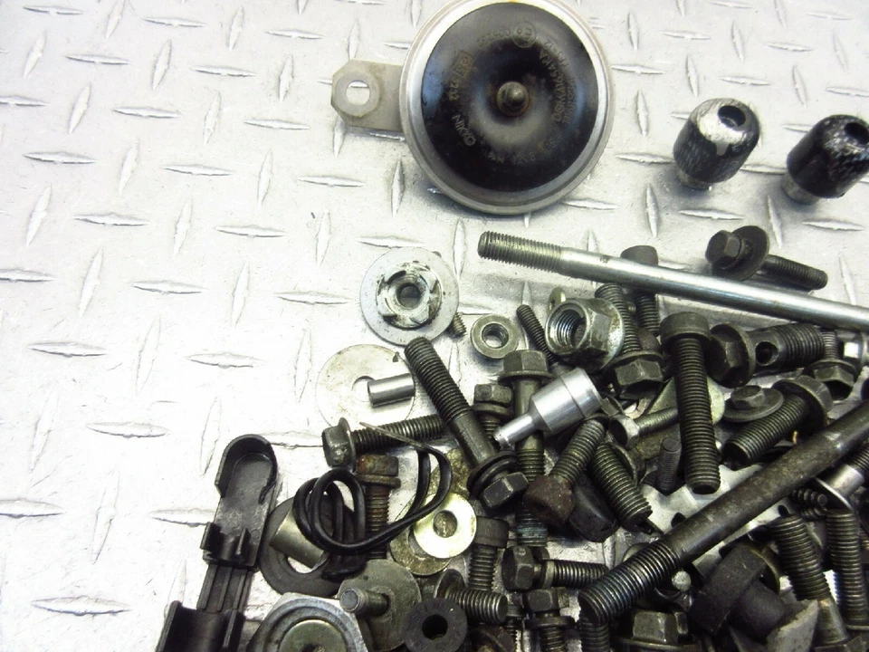 98-06 Suzuki Katana 600 750 GSX600F 2003 OEM MISC tuercas pernos hardware bocina lote Foto 3 de 4
