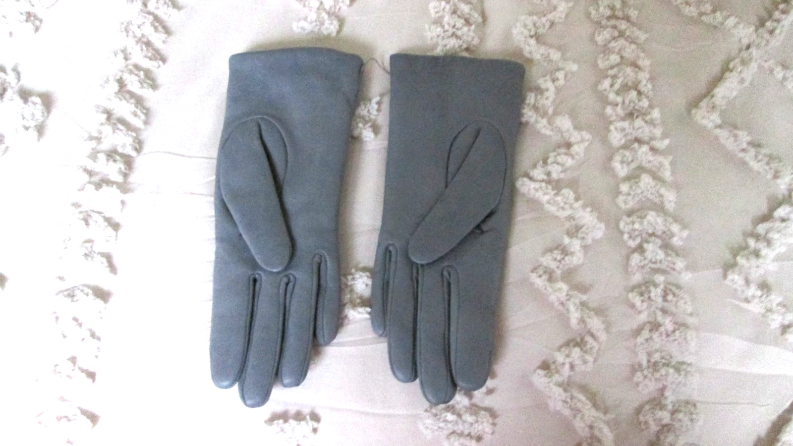 Beautiful SOFT GENUINE LEATHER Gray GLOVES CASHMERE LINING MADE IN ITALY SM NEW
Opens in a new windo