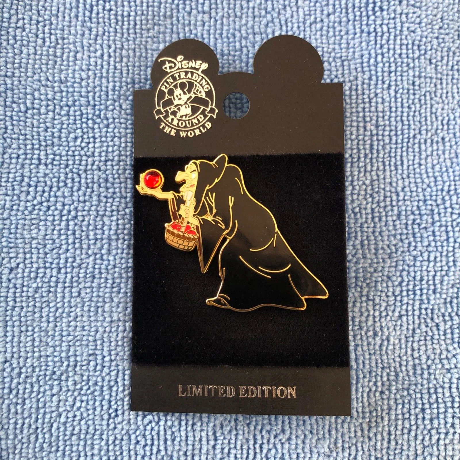 DISNEY PIN LIMITED EDITION 3500 SNOW WHITE OLD HAG WITH APPLE NEW ON CARD