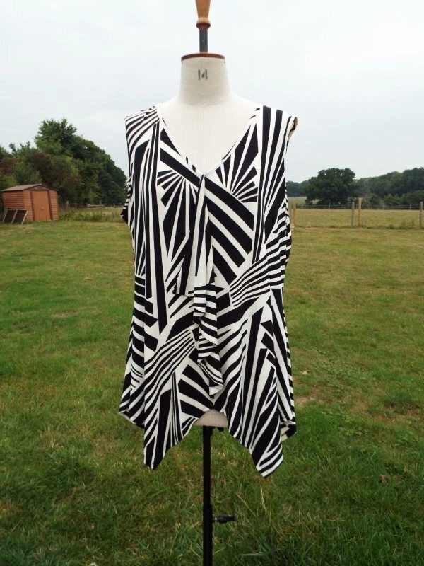 Black & White Sleeveless Dip Hem Pull On Stretch Top WALLIS XL BNWT RRP £30.00