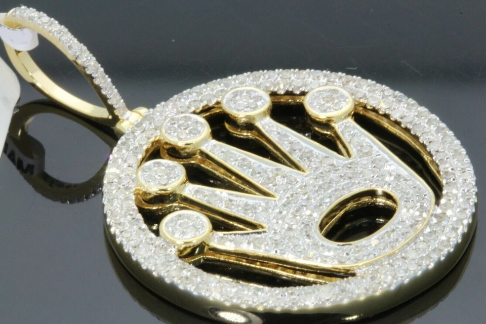 Colgante corona con dije de diamantes creado en laboratorio redondo de 2 quilates enchapado en oro amarillo de 14 k Foto 3 de 3
