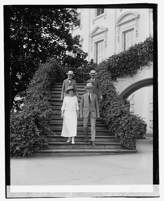 Photo:President Calvin Coolidge and family on steps 1923
