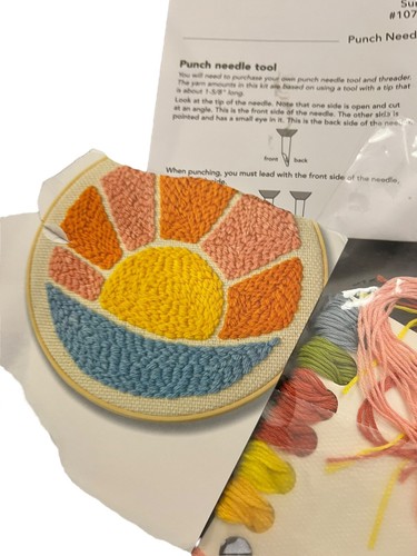 2 Loops & Threads Bastelsets Sunrise Punch Needle Kit Schmetterling Stickset - Bild 2 von 10