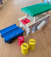 Thomas Friends Wooden Railway Arlesdale Barrel Co w/ 3 Barrels 2 Barrel Cars
