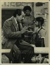 Press Photo Actor Sherman Hemsley with Actresses in show scene - sap13755