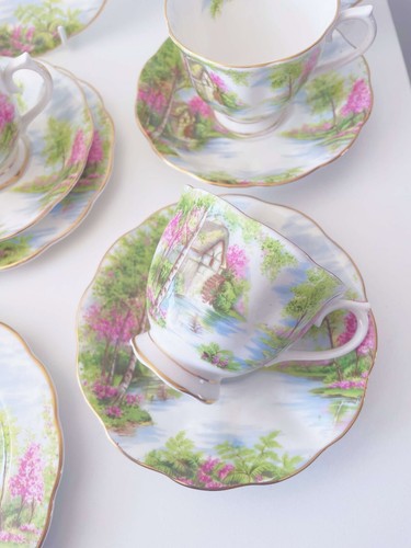 Royal Albert The Old Mill tea set for four, vintage pink and green first quality - Picture 6 of 7