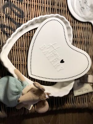 Riviera Maison Home Bakery Baking Dish Backform Herz Porzellan weiß mit Aufdruck