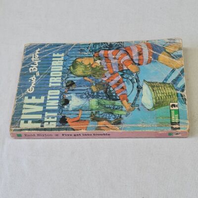(Enid Blyton) Five get into trouble 1968 Knight Books
