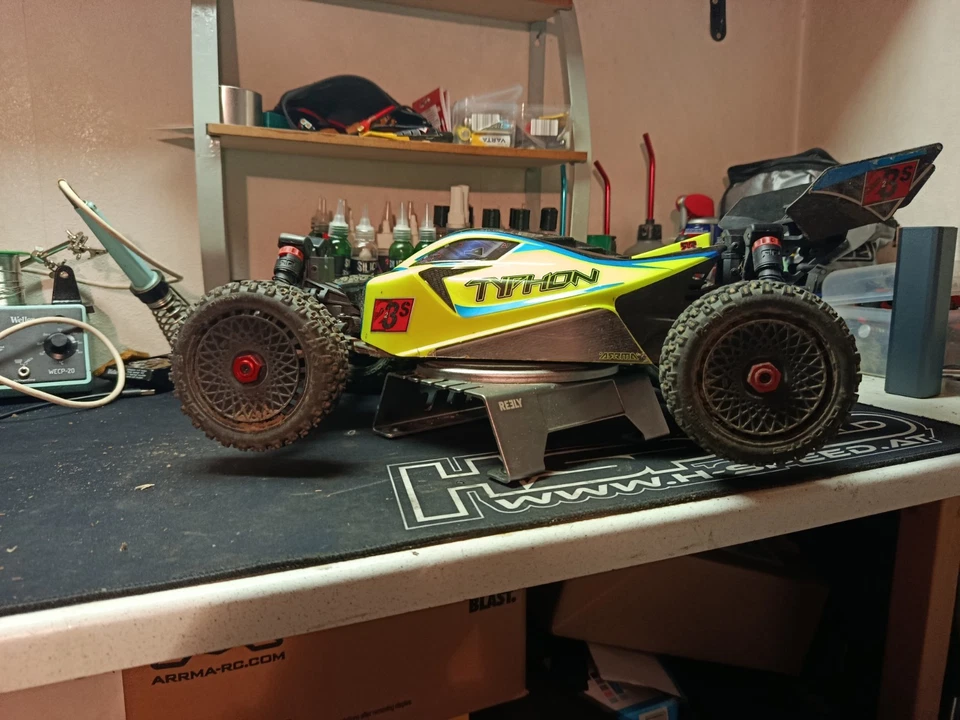 Arrma ARA4306V4T2 1:8 TYPHON 223S BLX Brushless 4X4 Buggy RTR mit DSC Gelb - Bild 3 von 4