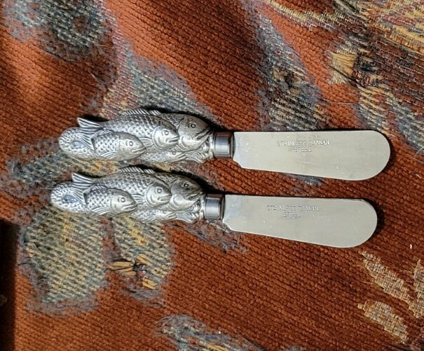 2 CUCHILLOS ESPARCIDORES DE PATÉ/CAVIAR DISEÑO PECES RETRO - 5 PULGADAS DE LARGO