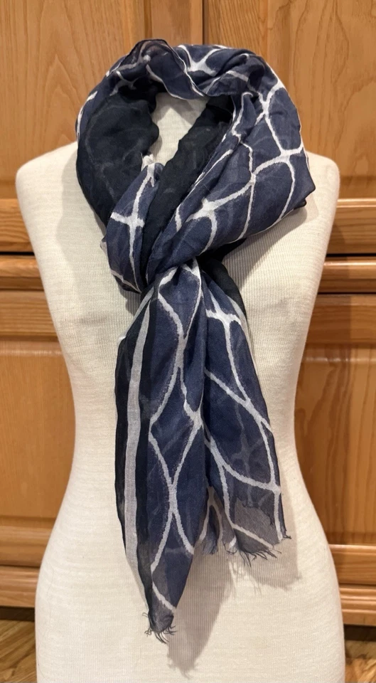 Bufanda Nordstrom mezcla seda y modal peso ligero azul y blanco geométrico Foto 4 de 4