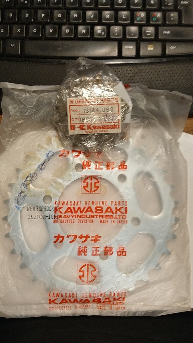 KAWASAKI KZ 1000 LTD 1980 NOS SPROCKET REAR FRONT 42041-1052 13144
