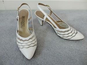 bandolino white shoes