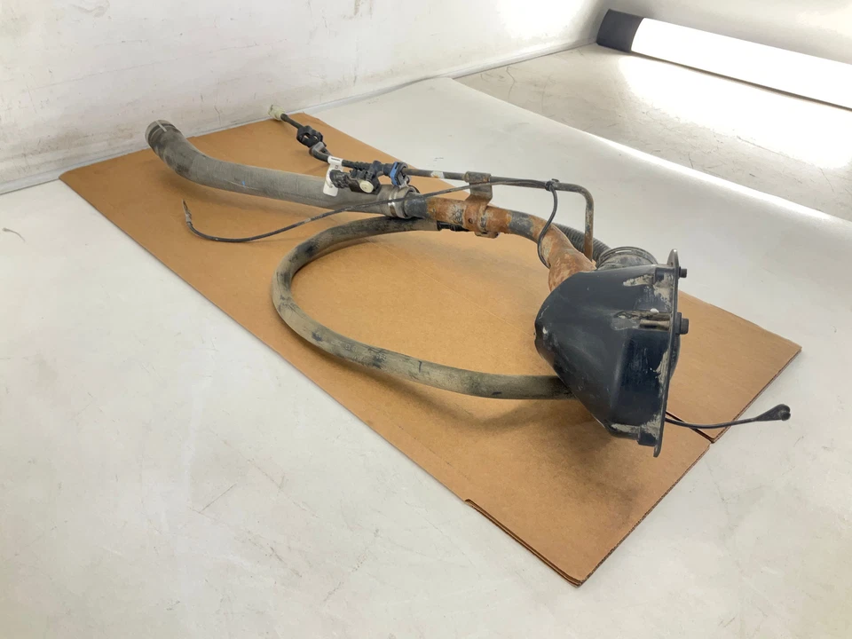 Tubo de llenado de tanque de combustible de cabina y media 13-24 RAM 1500 4x4 ST con manguera de vapor OEM Foto 3 de 4