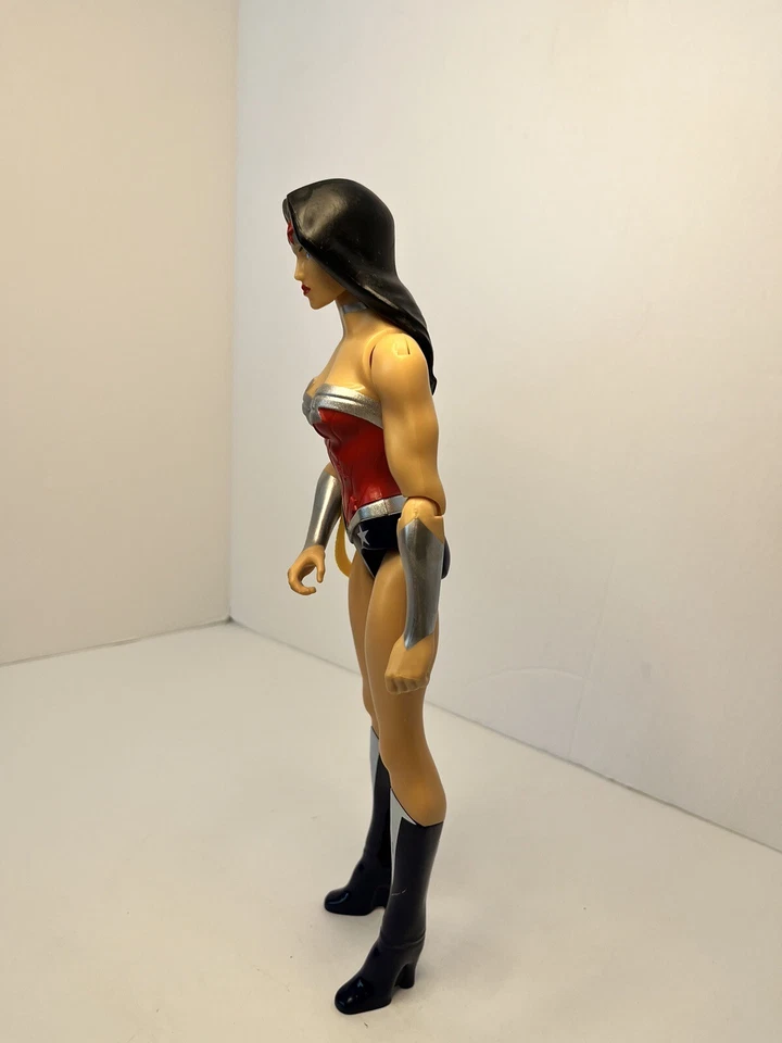 Figura de acción Wonder Woman DC Comics de Mattel ajustable posable Foto 4 de 4
