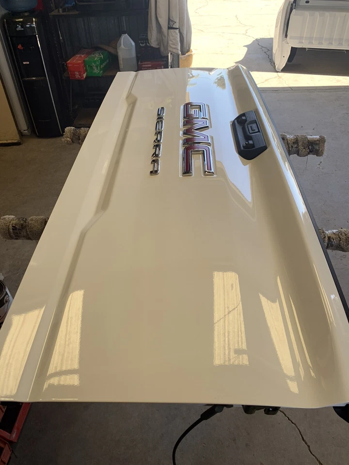 Sierra 2500 2020-23 puerta trasera nueva, blanca, despegue, completa con cámara. Elevador E-Z Foto 2 de 4