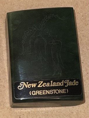 NEUSEELAND JADE GREENSTONE mit Blumengravur BRIEFBESCHWERER POLIERT 130 GRAMM