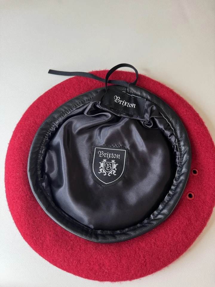 Sombrero Brixton Boina De Colección Rojo Lana Fieltro Cuero Banda Cordón Borde Negro Foto 4 de 4