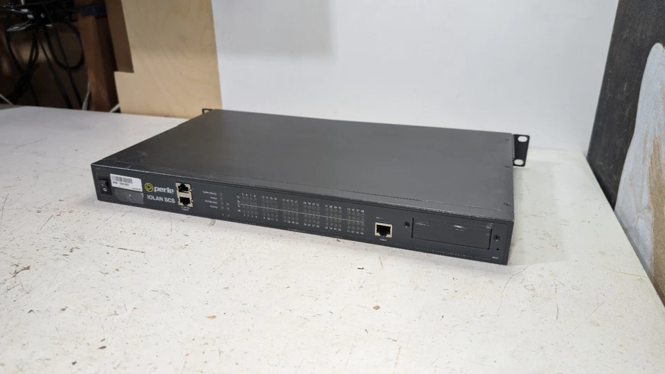 Servidor de consola segura Perle 04030290 IOLAN SCS48 48 puertos CA única doble Gigabit Foto 2 de 4