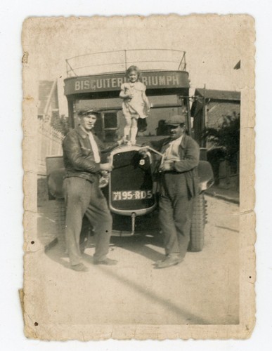 PHOTO SNAPSHOT 1934, 2 hommes un camion ancien livraison Biscuiterie TRIUMPH - 第 1/2 張圖片